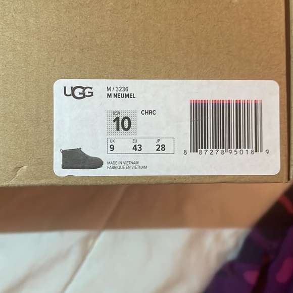 Men gray uggs! Very comfortable and in great conditions !! Condition 9.5/10 - Picture 3 of 5